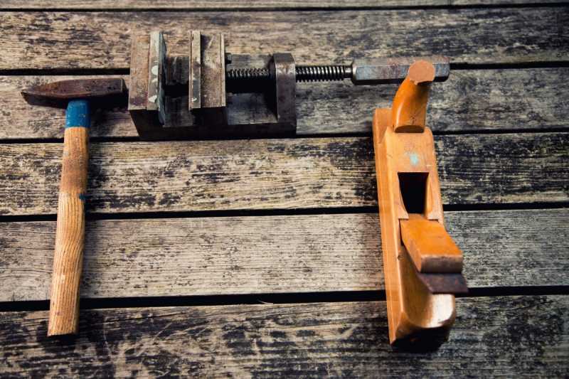 charpentier-BAUDINARD SUR VERDON-min_hammer_tools_carpentry_carpenter_repairs_construction_work_equipment-1364052